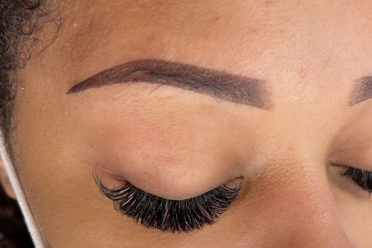 Volume wimperextensions, close-up van oog en wenkbrauw
