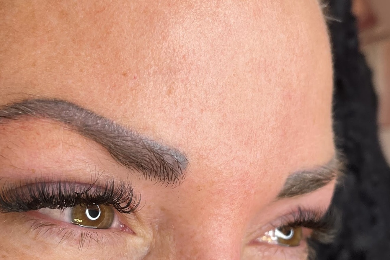 Wimperextensions bij een klant, close-up van de ogen
