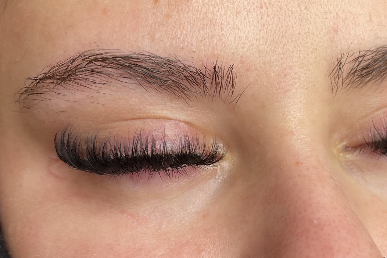 Wimperextensions, close-up van een gesloten oog