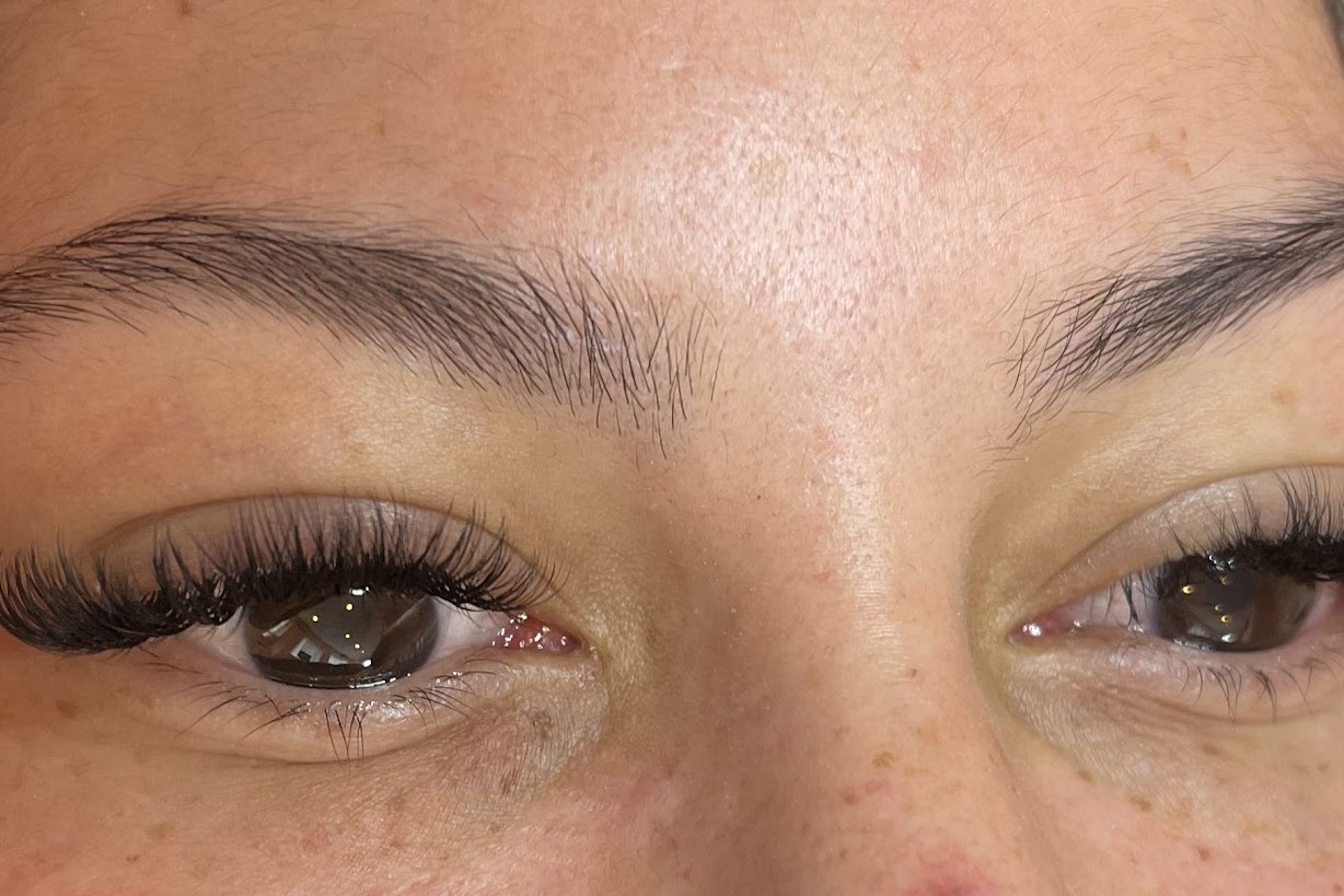 Wimpers na een behandeling, close-up van beide ogen