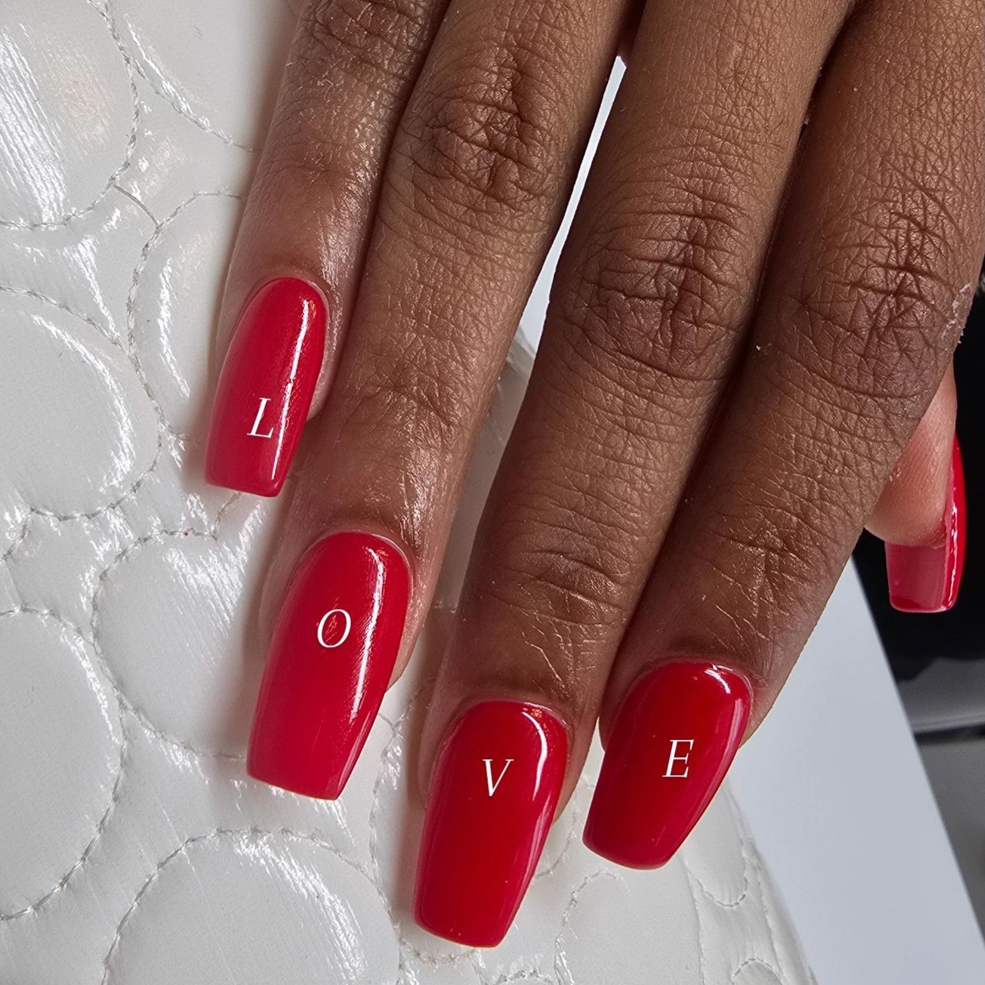 Rode nagels met de letters LOVE