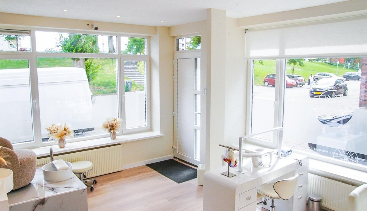 De salon vanaf de ingang: behandelbedden en pedicurehoek