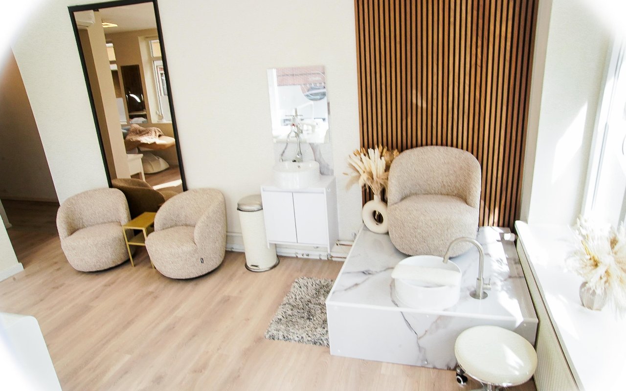 Pedicurestoelen bij de spiegel en de lattenwand