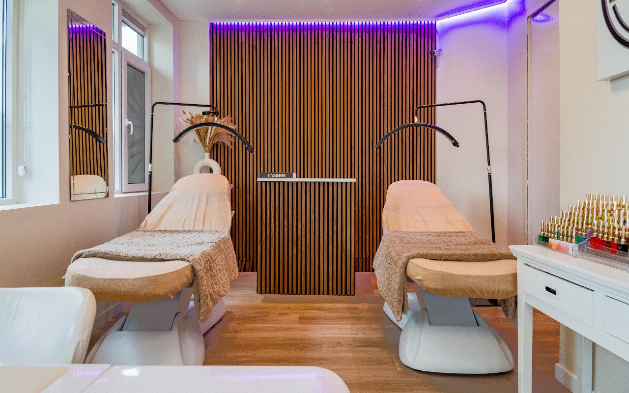 Twee behandelbedden voor de walnoten lattenwand met paarse ledstrip