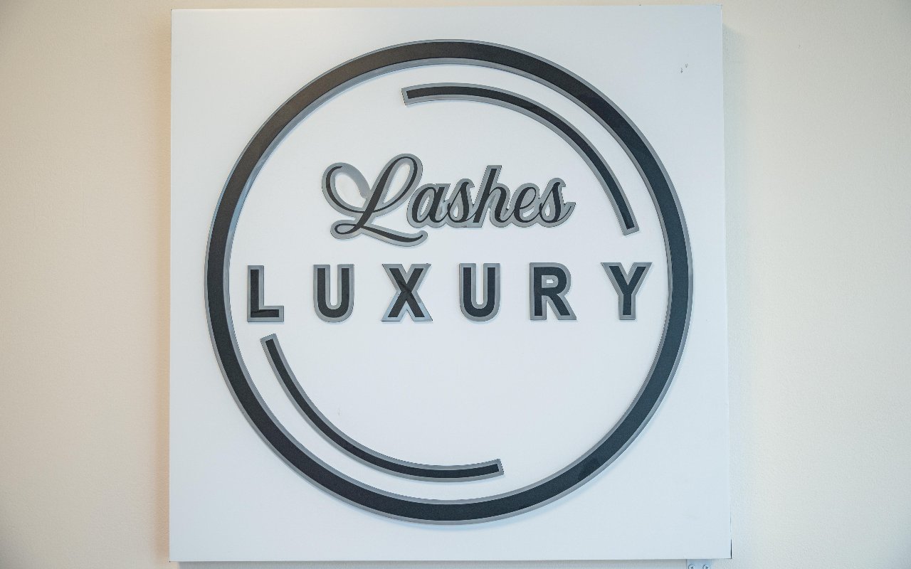 Het ronde wandbord met Lashes Luxury in de salon