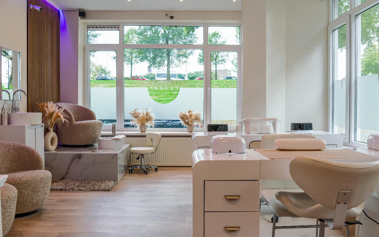 De hele salon gezien door de raamwand